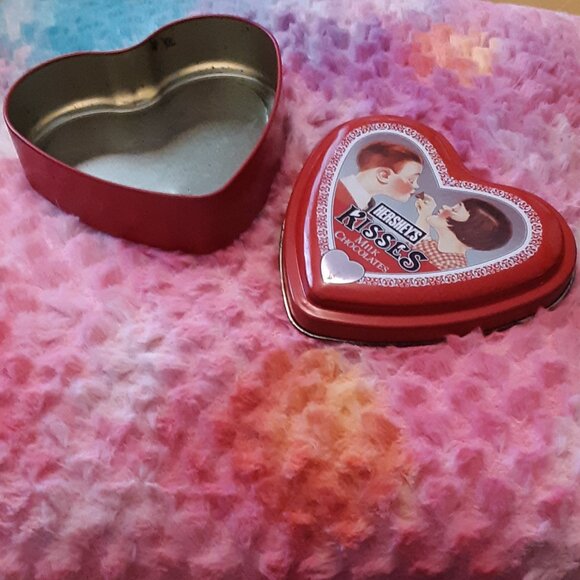 2001 Hershey's Kisses Heart Shape Cannister Tin 4" Preowned Valentines Day - Picture 7 of 15